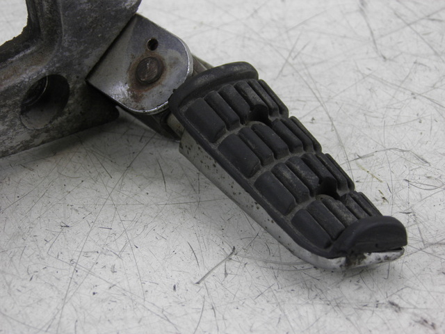 photo de PLATINE CALE PIED ARRIERE GAUCHE YAMAHA XJ F 900 (1983 - 1994)