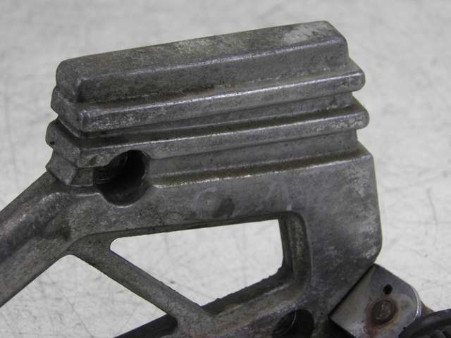 photo de PLATINE CALE PIED ARRIERE GAUCHE YAMAHA XJ F 900 (1983 - 1994)