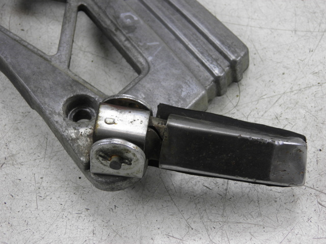 photo de PLATINE CALE PIED ARRIERE GAUCHE YAMAHA XJ F 900 (1983 - 1994)