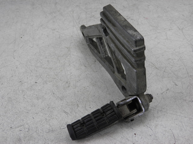 photo de PLATINE CALE PIED ARRIERE GAUCHE YAMAHA XJ F 900 (1983 - 1994)