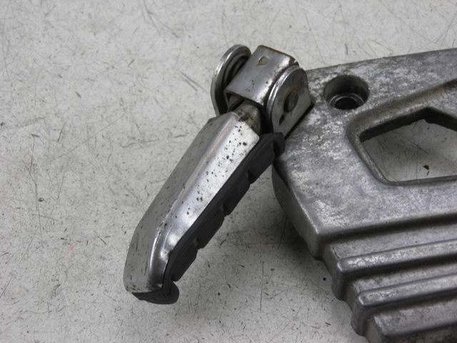 photo de PLATINE CALE PIED ARRIERE GAUCHE YAMAHA XJ F 900 (1983 - 1994)