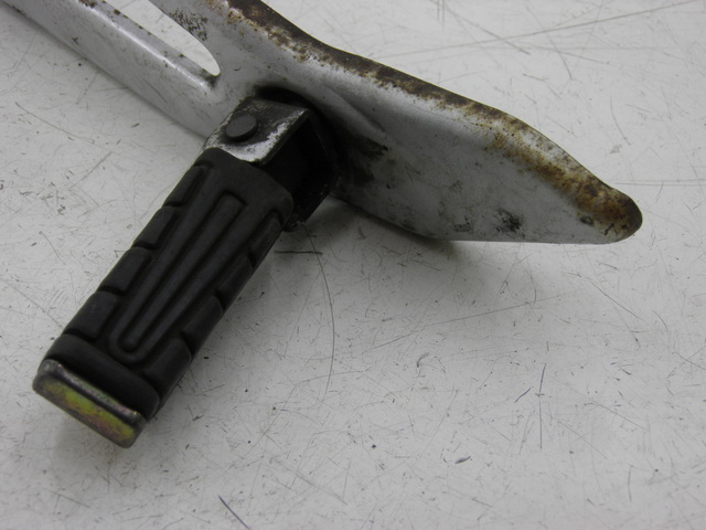 photo de PLATINE CALE PIED ARRIERE GAUCHE YAMAHA YBR 125 (2004 - 2006)