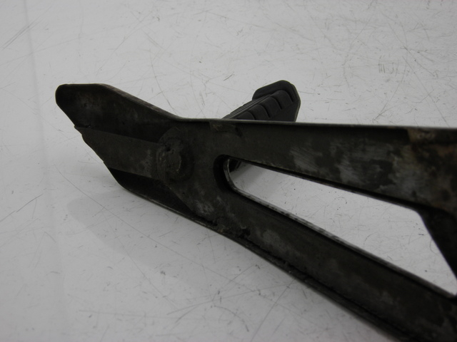 photo de PLATINE CALE PIED ARRIERE GAUCHE YAMAHA YBR 125 (2004 - 2006)