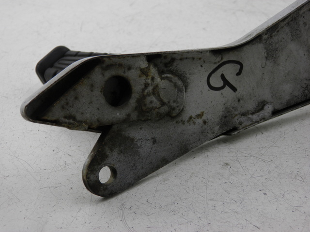 photo de PLATINE CALE PIED ARRIERE GAUCHE YAMAHA YBR CUSTOM 125 (2008 - 2010) - Gros plan technique