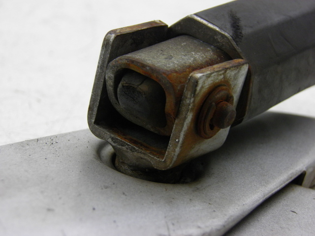 photo de PLATINE CALE PIED ARRIERE GAUCHE YAMAHA YBR CUSTOM 125 (2008 - 2010) - Pièce contrôlée