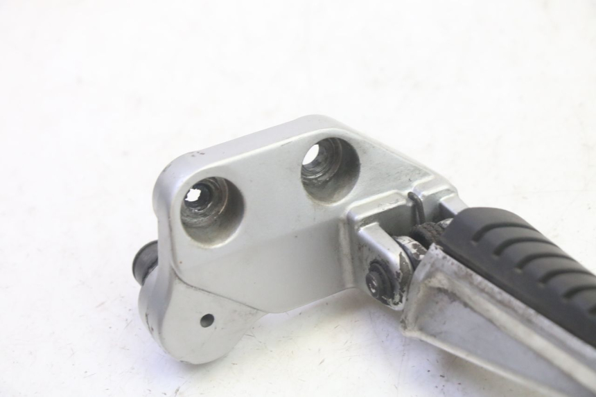 photo de PLATINE CALE PIED AVANT DROIT SUZUKI DL V STROM 1000 (2002 - 2007) - Détail de la pièce