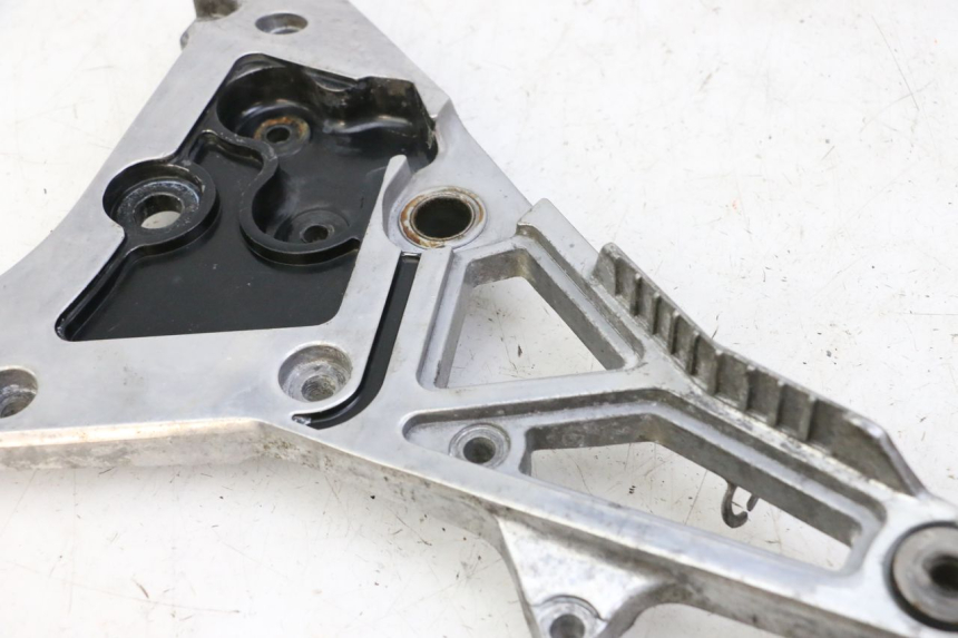 photo de PLATINE CALE PIED AVANT DROIT YAMAHA FJ 36Y 1100 (1984 - 1985)