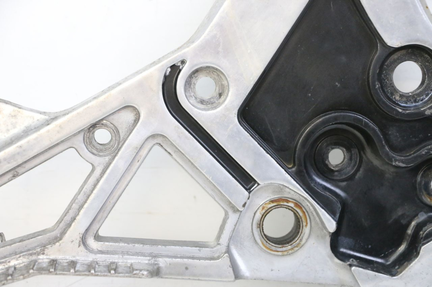 photo de PLATINE CALE PIED AVANT DROIT YAMAHA FJ 36Y 1100 (1984 - 1985)