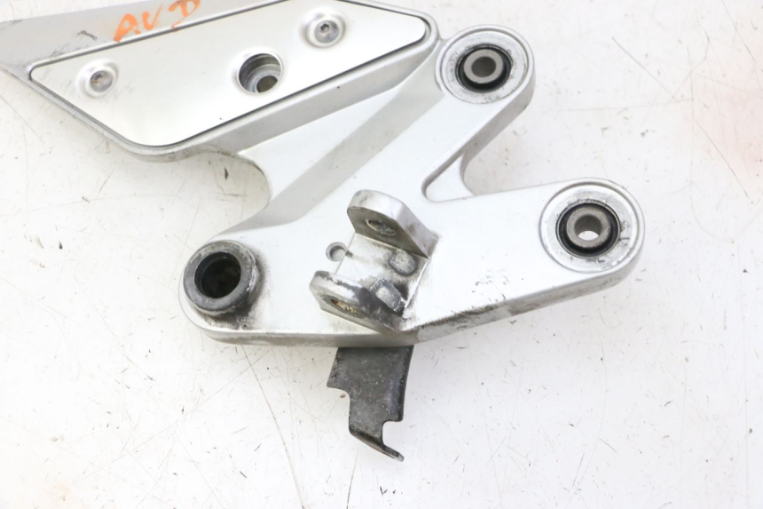 photo de PLATINE CALE PIED AVANT DROIT YAMAHA FZ6 FAZER S2 600 (2007 - 2011)