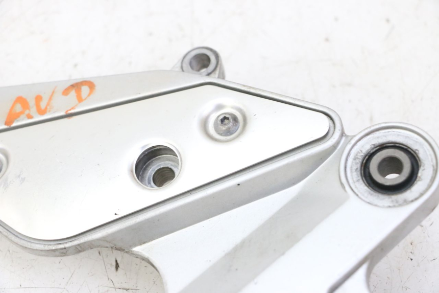 photo de PLATINE CALE PIED AVANT DROIT YAMAHA FZ6 FAZER S2 600 (2007 - 2011)