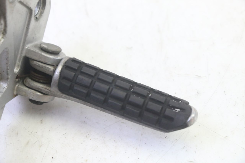 photo de PLATINE CALE PIED AVANT DROIT KAWASAKI GPX R WARBIRD 600 (1988 - 1993) - Zoom état d’usage