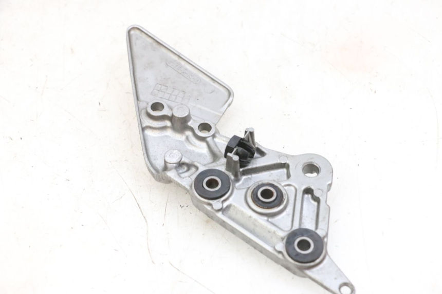 photo de PLATINE CALE PIED AVANT DROIT SUZUKI GSF N BANDIT 600 (1996 - 1999) - Zoom état d’usage