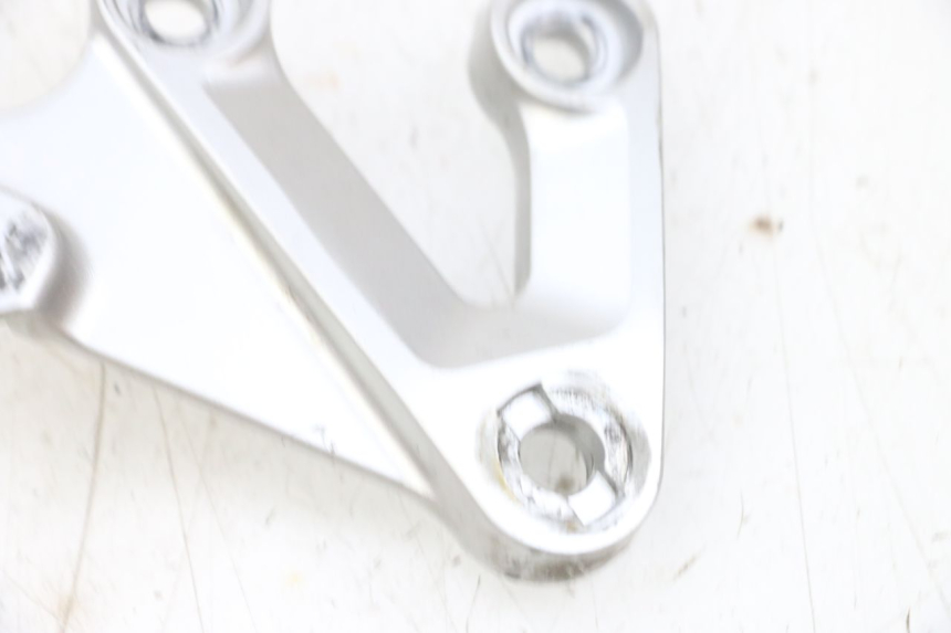 photo de PLATINE CALE PIED AVANT DROIT SUZUKI GSXR GSX-R 1000 (2003 - 2004) - Détail de la pièce