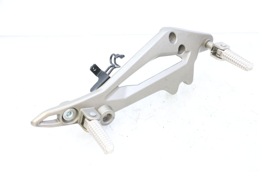 photo de PLATINE CALE PIED AVANT DROIT KIDEN KD125-G 125 (2018 - 2022)