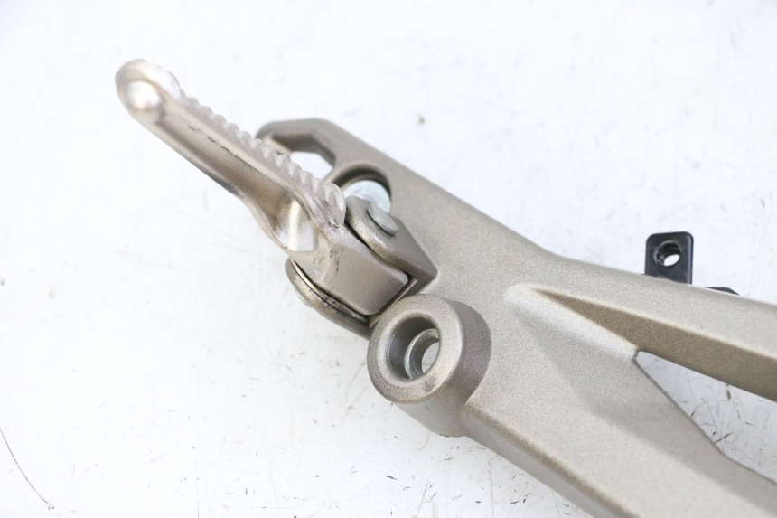 photo de PLATINE CALE PIED AVANT DROIT KIDEN KD125-G 125 (2018 - 2022)