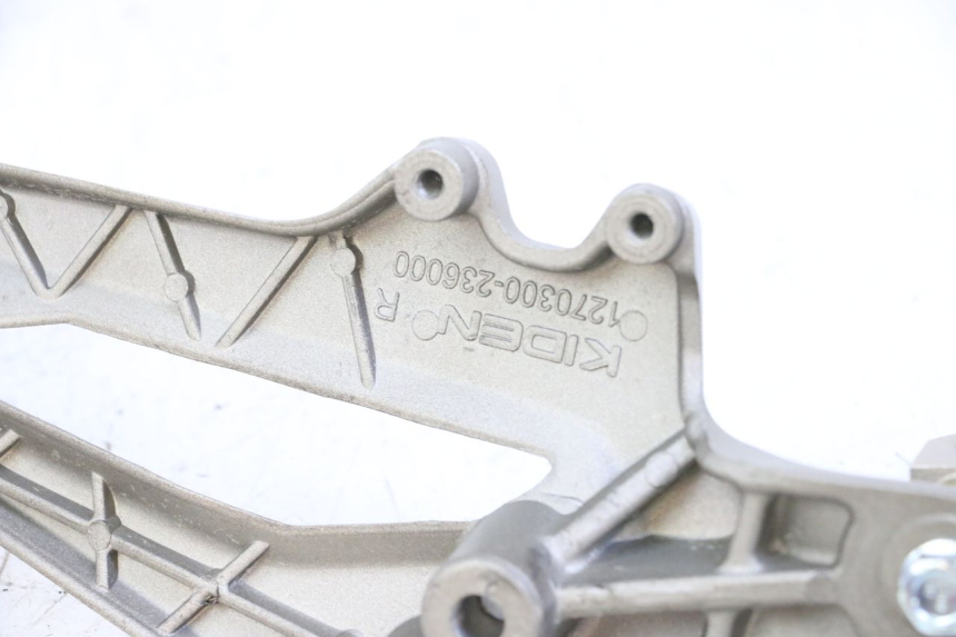 photo de PLATINE CALE PIED AVANT DROIT KIDEN KD125-G 125 (2018 - 2022)