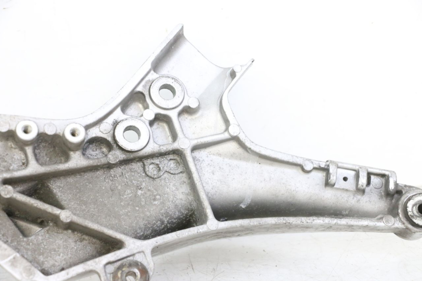 photo de PLATINE CALE PIED AVANT DROIT HONDA ST PAN EUROPEAN 1300 (2002 - 2013)