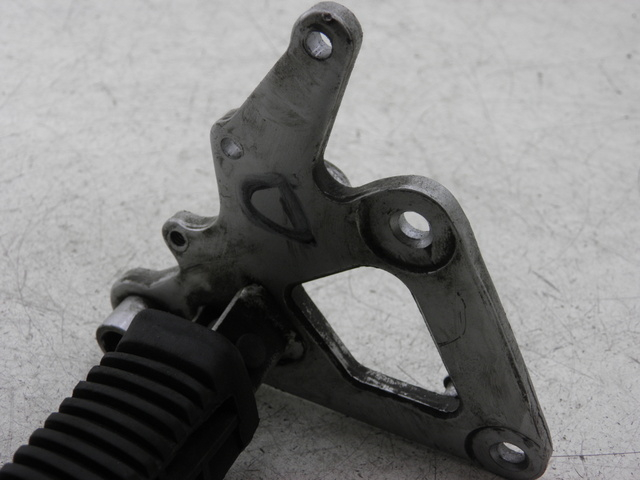 photo de PLATINE CALE PIED AVANT DROIT SUZUKI GS GSE 500 (2001 - 2003)