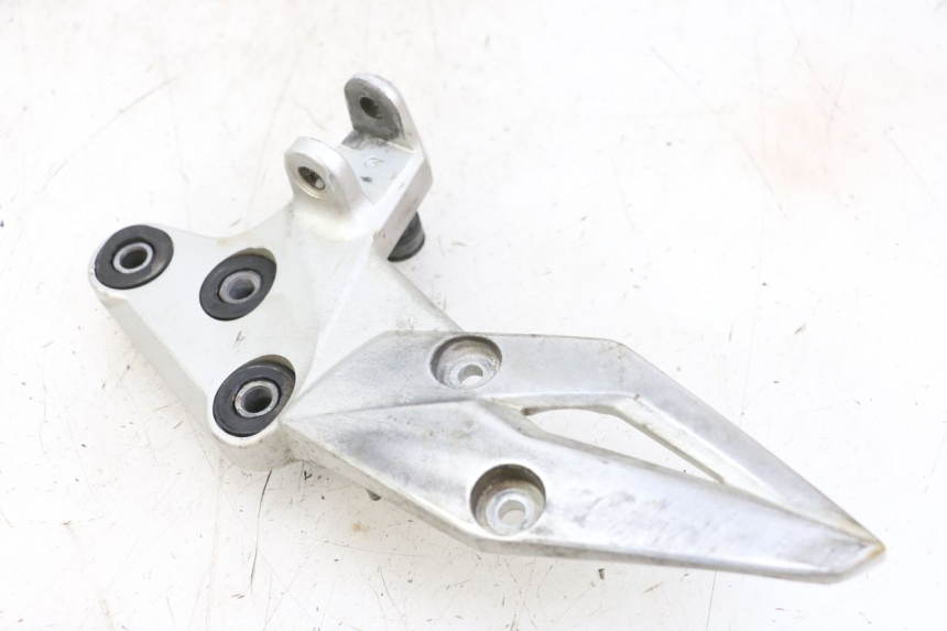 photo de PLATINE CALE PIED AVANT DROIT SUZUKI GSR 750 (2011 - 2017)