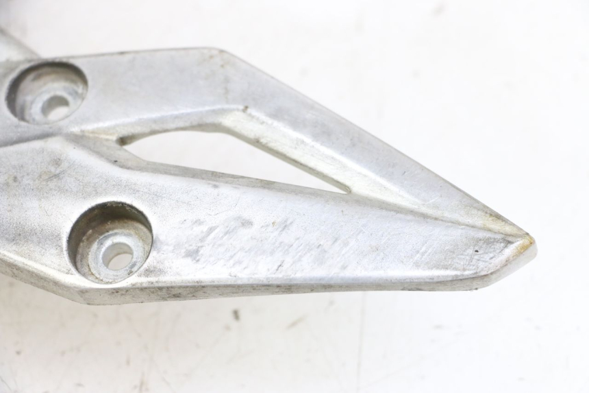 photo de PLATINE CALE PIED AVANT DROIT SUZUKI GSR 750 (2011 - 2017)