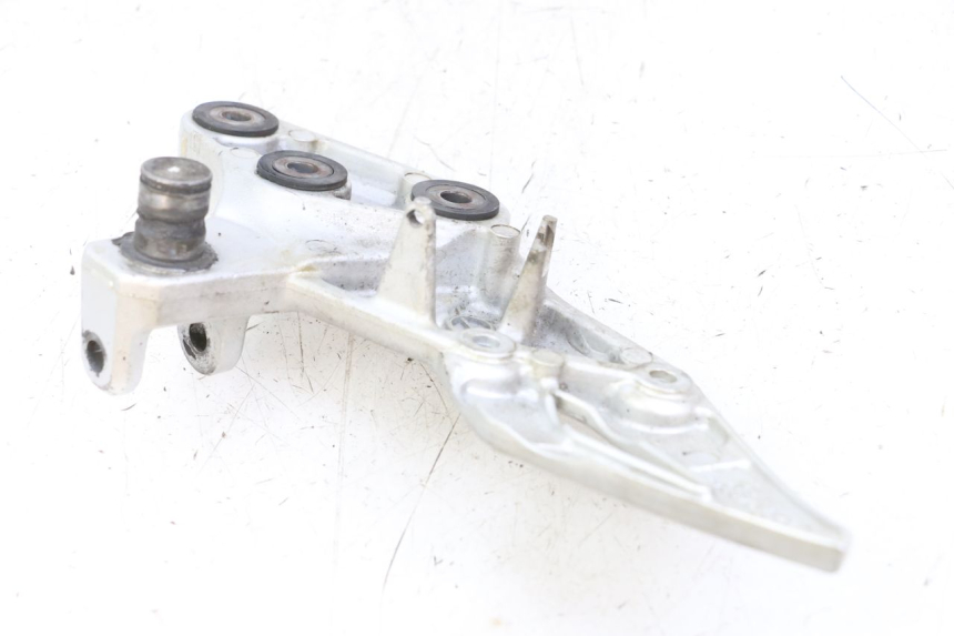 photo de PLATINE CALE PIED AVANT DROIT SUZUKI GSR 750 (2011 - 2017)