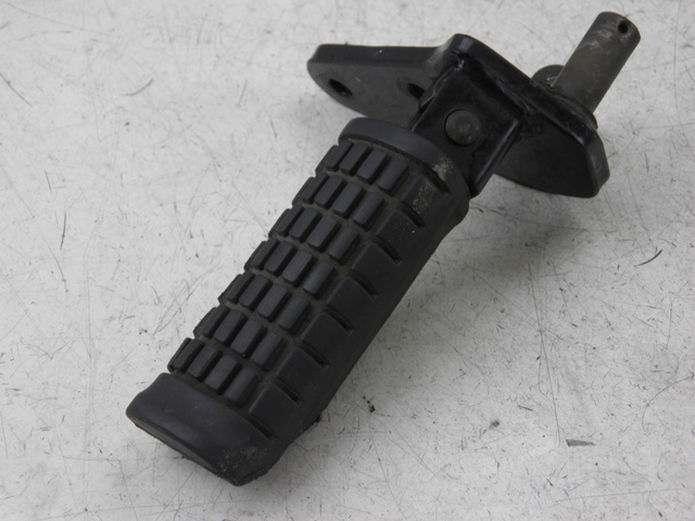 photo de PLATINE CALE PIED AVANT DROIT SUZUKI GZ MARAUDER 125 (1998 - 2004)