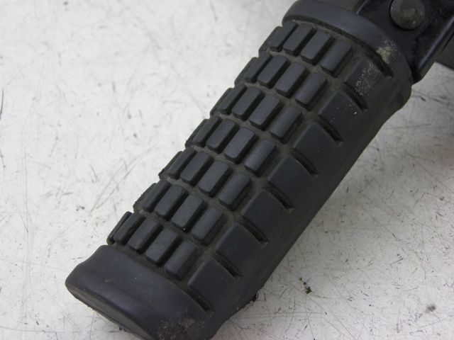 photo de PLATINE CALE PIED AVANT DROIT SUZUKI GZ MARAUDER 125 (1998 - 2004)