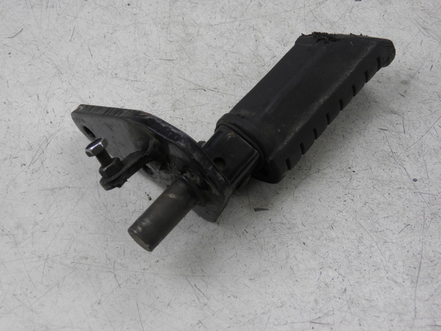 photo de PLATINE CALE PIED AVANT DROIT SUZUKI GZ MARAUDER 125 (1998 - 2004)