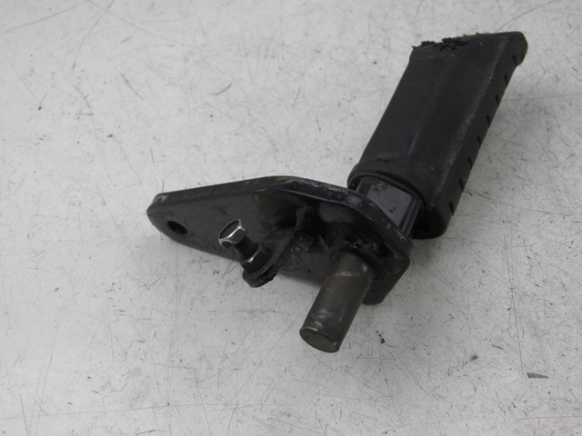 photo de PLATINE CALE PIED AVANT DROIT SUZUKI GZ MARAUDER 125 (1998 - 2004)