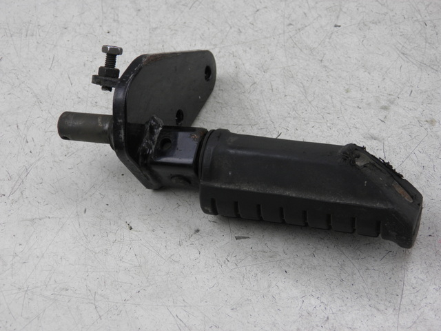 photo de PLATINE CALE PIED AVANT DROIT SUZUKI GZ MARAUDER 125 (1998 - 2004)