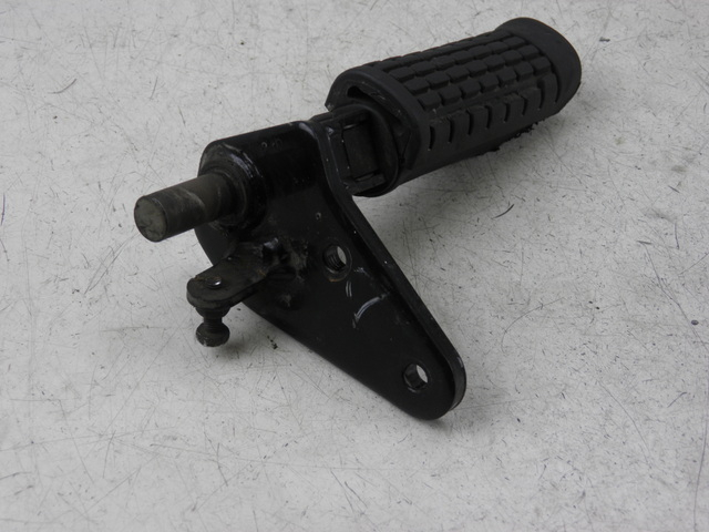 photo de PLATINE CALE PIED AVANT DROIT SUZUKI GZ MARAUDER 125 (1998 - 2004)