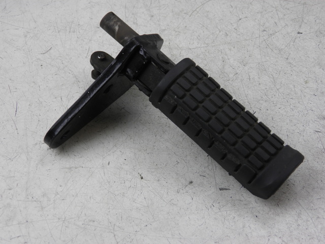 photo de PLATINE CALE PIED AVANT DROIT SUZUKI GZ MARAUDER 125 (1998 - 2004)