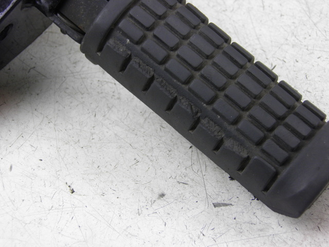 photo de PLATINE CALE PIED AVANT DROIT SUZUKI GZ MARAUDER 125 (1998 - 2004)