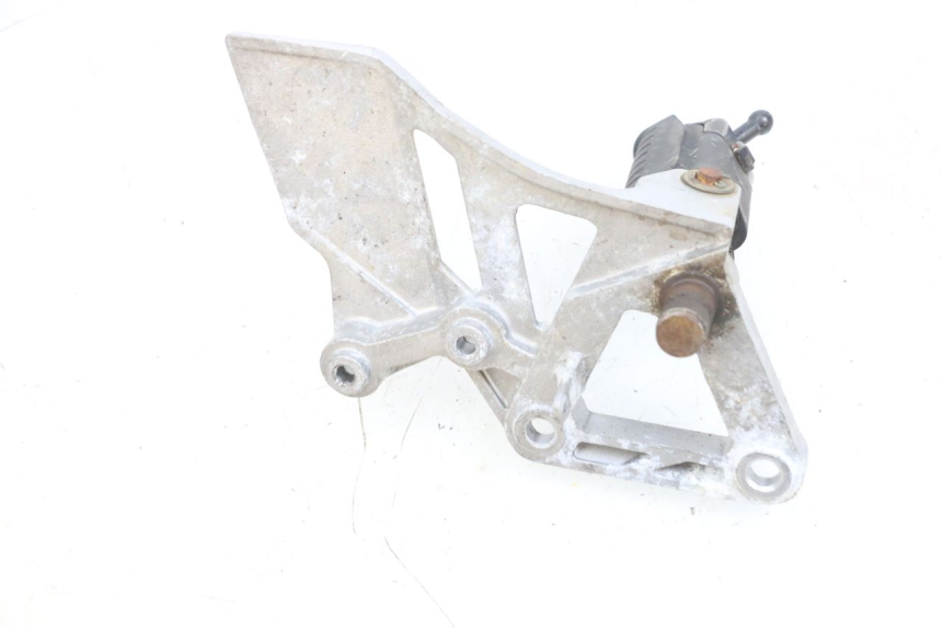 photo de PLATINE CALE PIED AVANT DROIT DAELIM VJ ROADWIN FI 125 (2008 - 2017) - Autre angle de vue