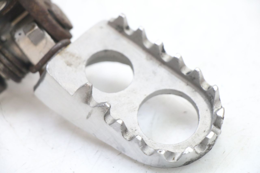 photo de PLATINE CALE PIED AVANT DROIT YAMAHA YZ 125 (2006 - 2016)