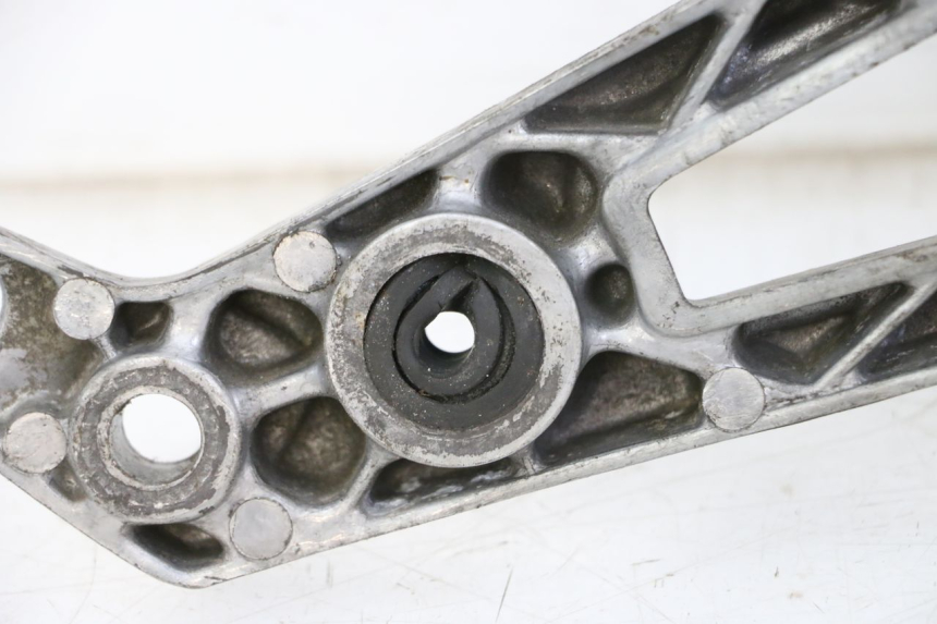 photo de PLATINE CALE PIED AVANT GAUCHE YAMAHA FJ 36Y 1100 (1984 - 1985)
