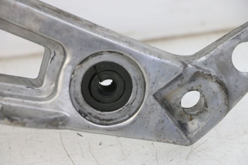 photo de PLATINE CALE PIED AVANT GAUCHE YAMAHA FJ 36Y 1100 (1984 - 1985)