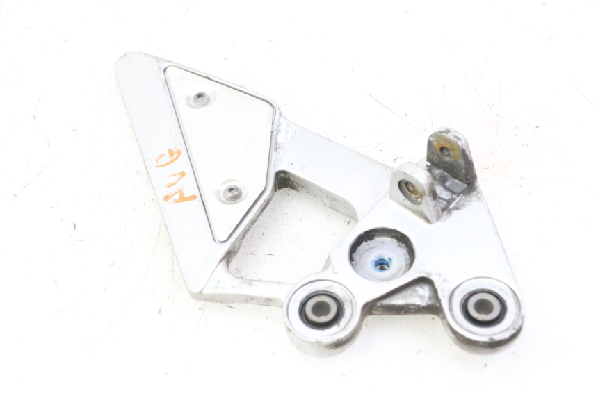 photo de PLATINE CALE PIED AVANT GAUCHE YAMAHA FZ6 FAZER S2 600 (2007 - 2011)