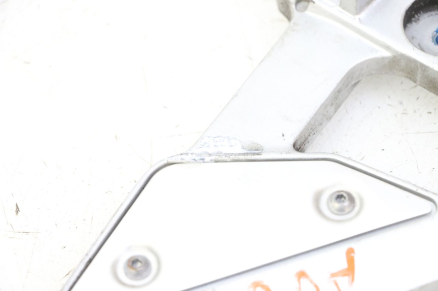 photo de PLATINE CALE PIED AVANT GAUCHE YAMAHA FZ6 FAZER S2 600 (2007 - 2011)