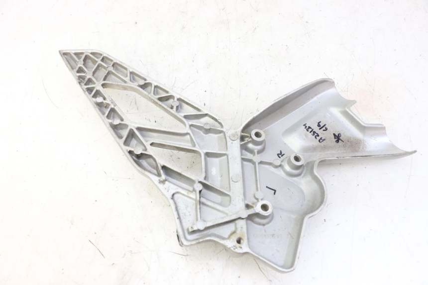 photo de PLATINE CALE PIED AVANT GAUCHE BMW G310 R 310 (2016 - 2020)