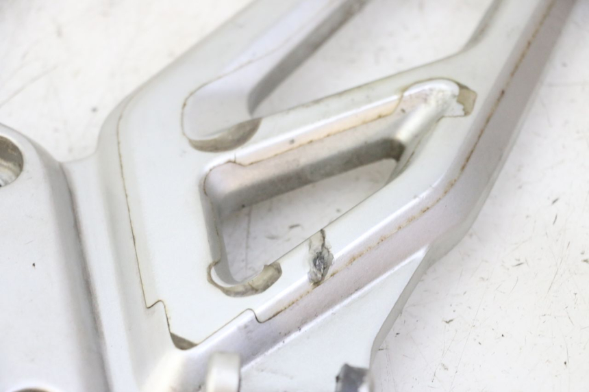 photo de PLATINE CALE PIED AVANT GAUCHE BMW G310 R 310 (2016 - 2020)