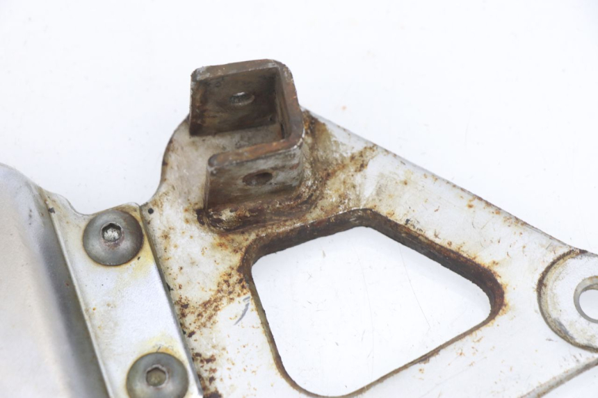 photo de PLATINE CALE PIED AVANT GAUCHE SUZUKI GS GSE 500 (2001 - 2003)