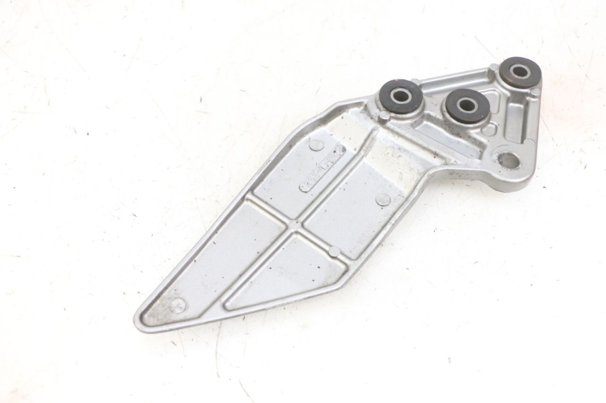 photo de PLATINE CALE PIED AVANT GAUCHE SUZUKI GSF N BANDIT 600 (1996 - 1999) - Zoom état d’usage