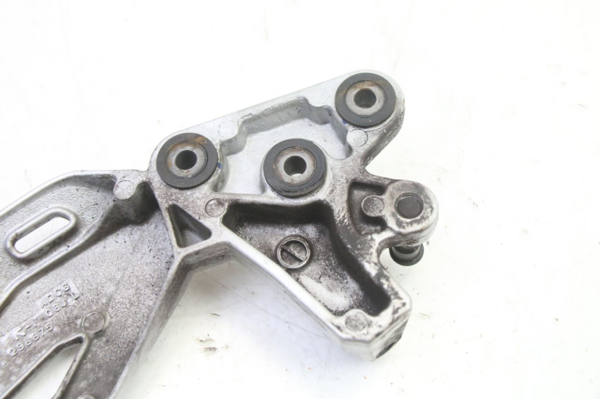 photo de PLATINE CALE PIED AVANT GAUCHE SUZUKI GSR 750 (2011 - 2017)