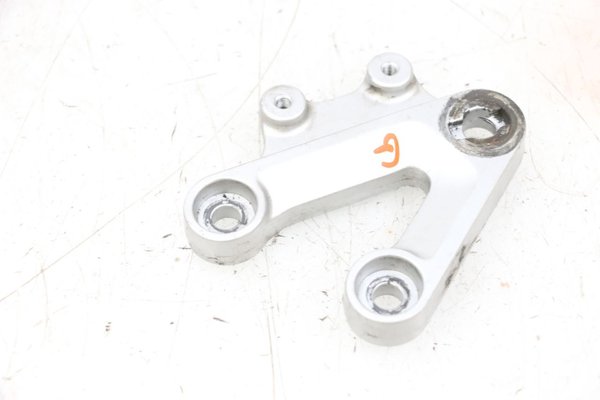 photo de PLATINE CALE PIED AVANT GAUCHE SUZUKI GSXR GSX-R 1000 (2003 - 2004) - Autre angle de vue