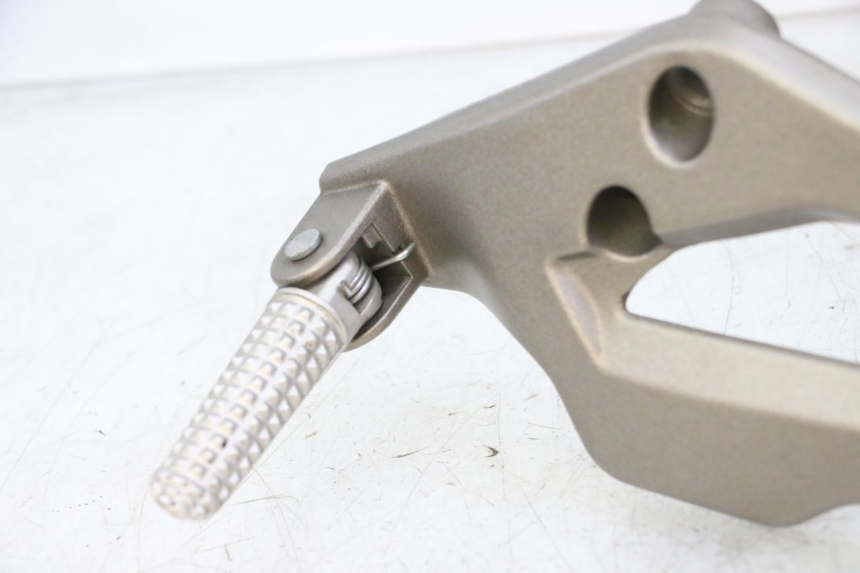 photo de PLATINE CALE PIED AVANT GAUCHE KIDEN KD125-G 125 (2018 - 2022)