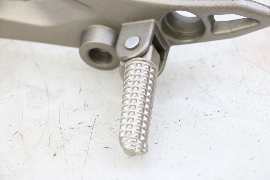 photo de PLATINE CALE PIED AVANT GAUCHE KIDEN KD125-G 125 (2018 - 2022)