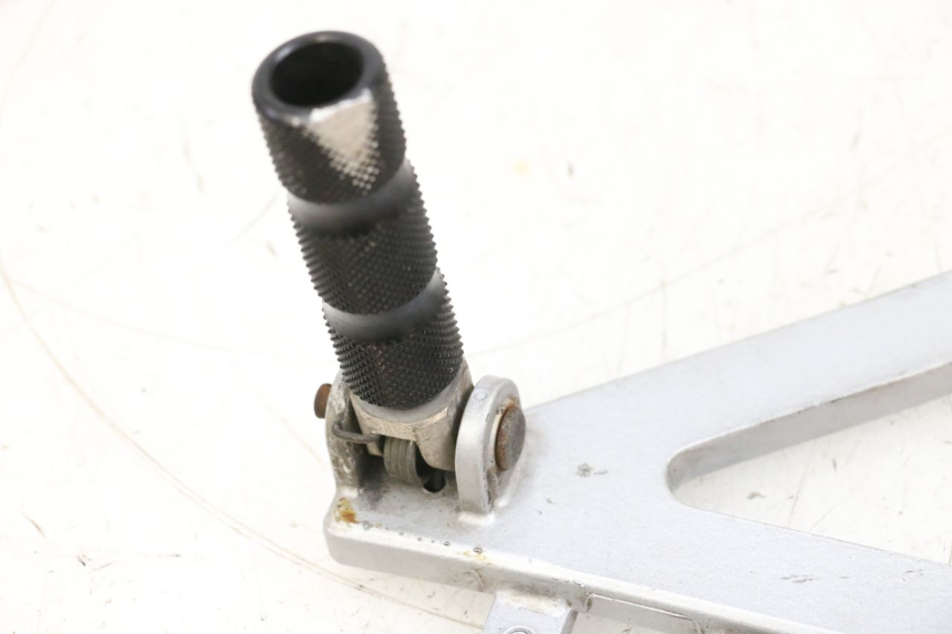 photo de PLATINE CALE PIED AVANT GAUCHE HONDA NSR R 125 (1994 - 2003) - Détail de la pièce