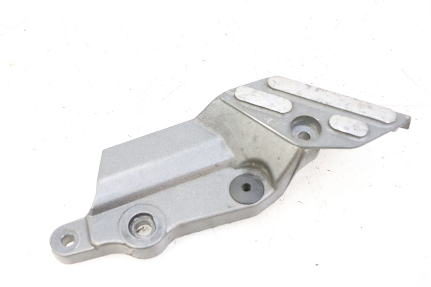 photo de PLATINE CALE PIED AVANT GAUCHE TRIUMPH SPRINT 900 (1995 - 1998)