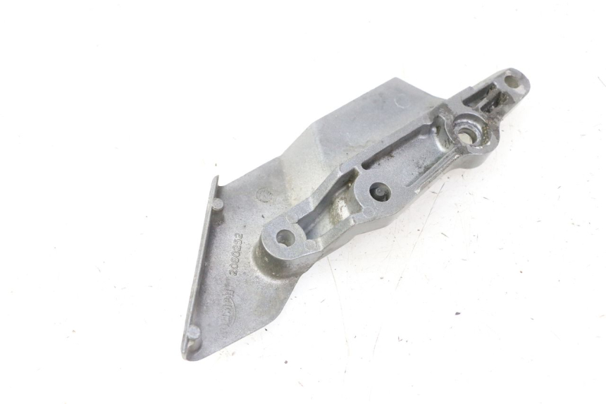 photo de PLATINE CALE PIED AVANT GAUCHE TRIUMPH SPRINT 900 (1995 - 1998)